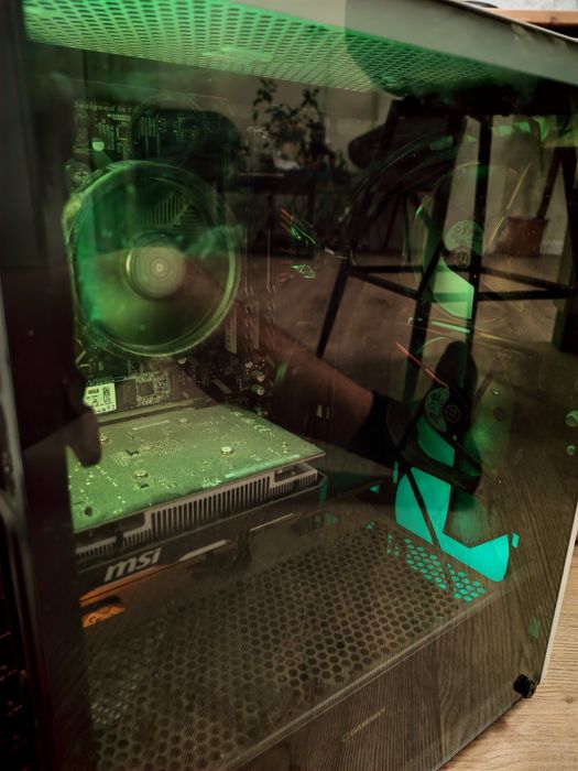 Vând unitate centrala +monitor tastatura.