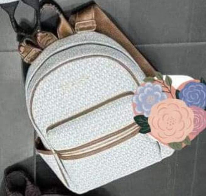 Rucsac MK,logo metalic auriu, saculet, etichetă