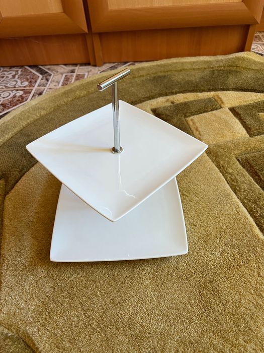 Елегантна двуетажна етажерка за всякакъв вид хапки