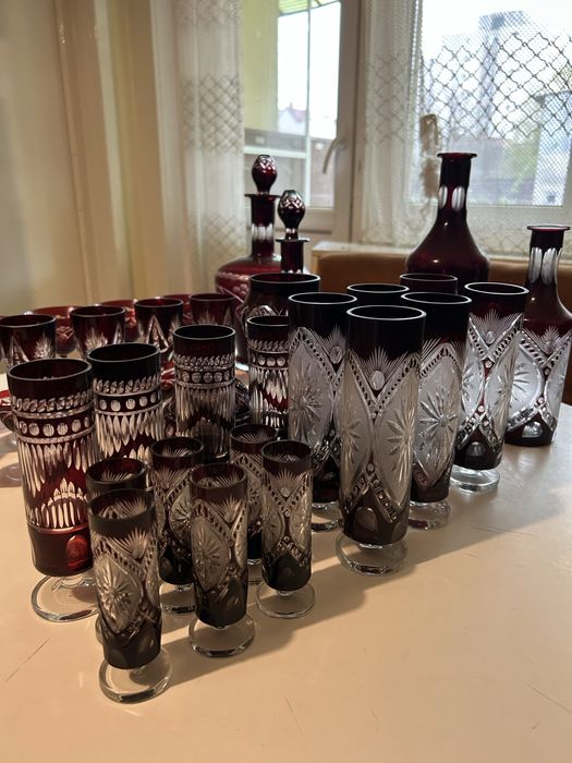 Serviciu din cristal roșu rubin gravat