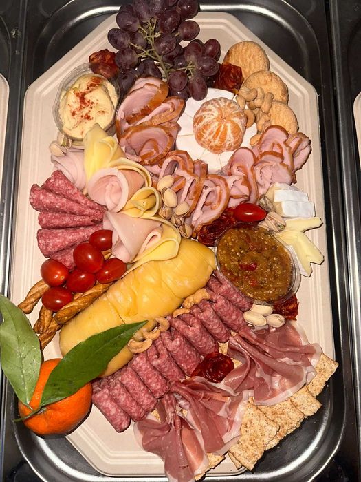 Vand: Platouri festive, sarmale crude sau preparate si cozonaci