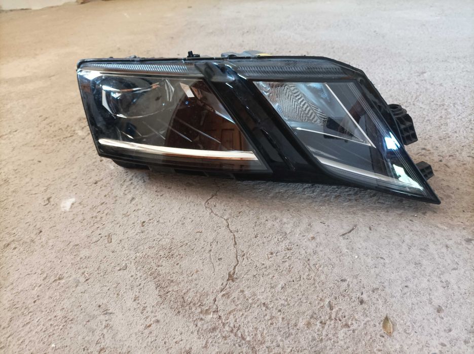 Десен фар за Шкода Октавия / Skoda Octavia facelift 2017-2020