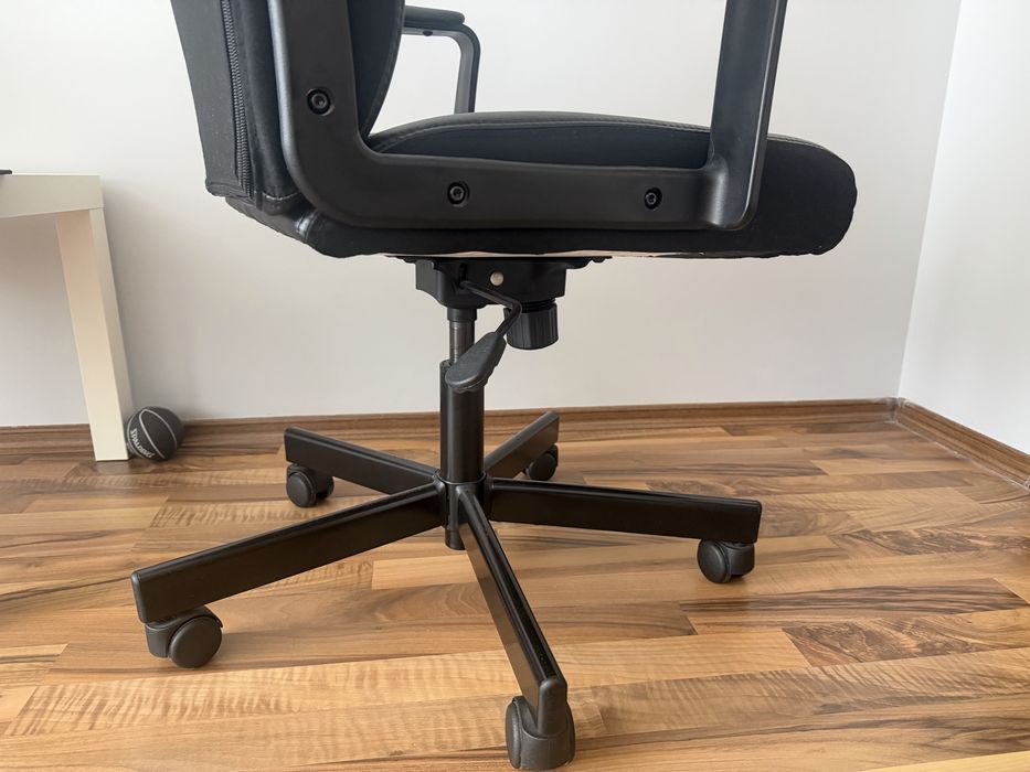 Кожен офис стол