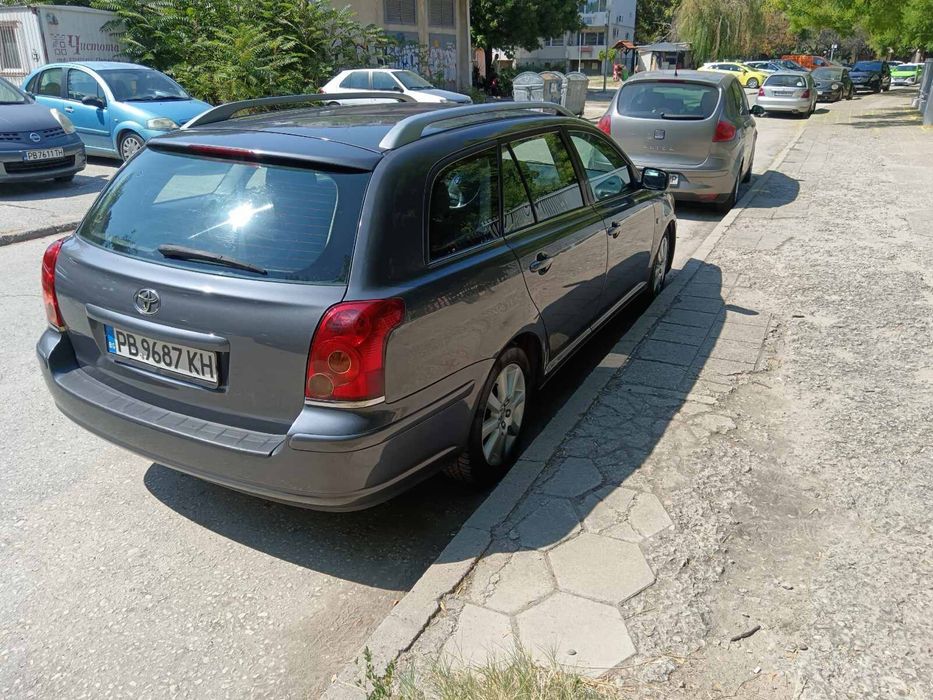 Продавам toyota avensis