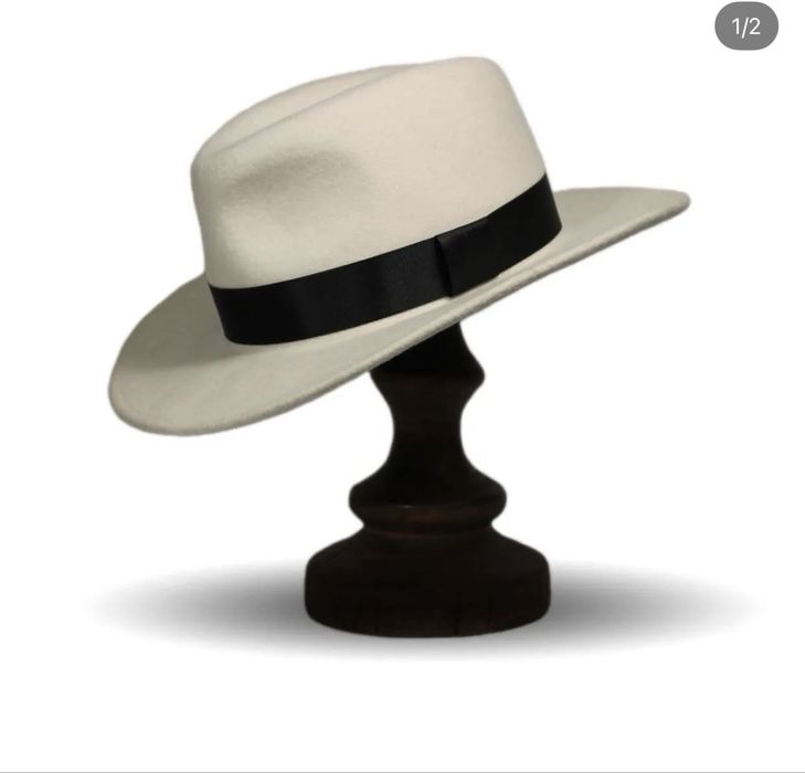 Шляпа молочного цвета