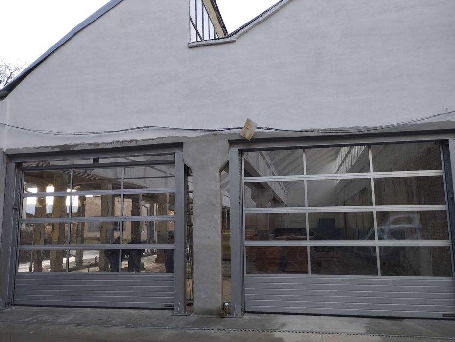 Индустрални секционни врати за халета Хьорман