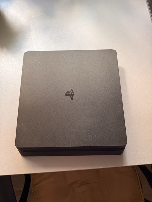 Playstation 4 cu 2 incarcatiare si 9 jocuri