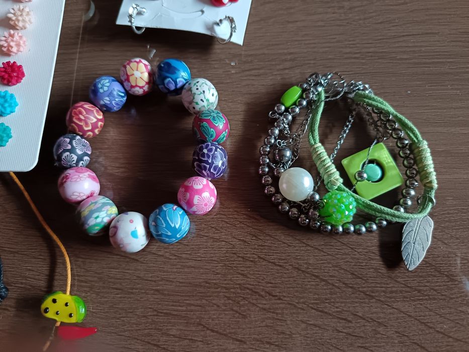 Лот разноцветни бижута