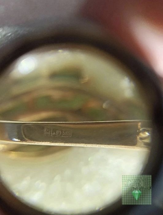 Золотые изумрудные серьги 585 пробы