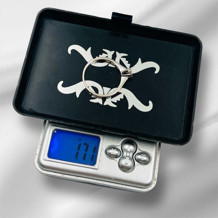 Златен годежен пръстен с диамант