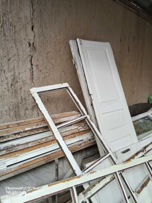 Деревянные рамы и дверь