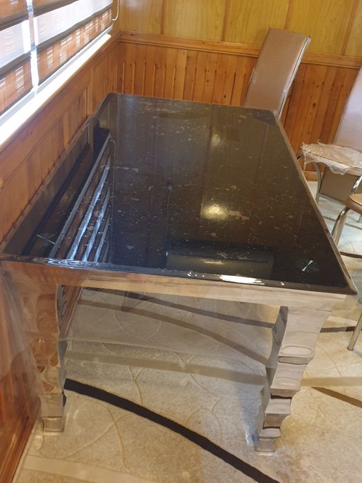 Продам новый стеклянный стол и шесть стульев