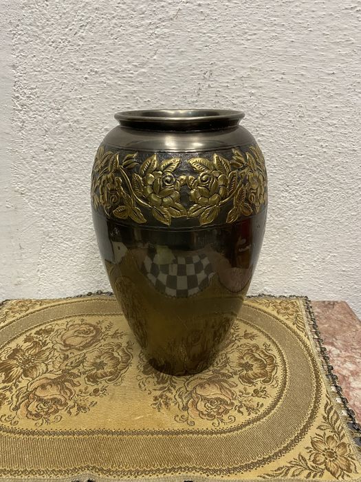 Голяма английска посребрена ваза с релефни елементи от месинг