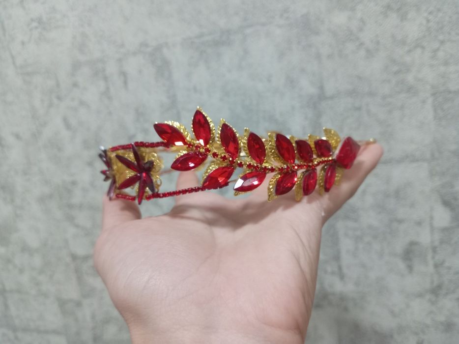 Qizil toshli yangi va hashamdor abadogimiz