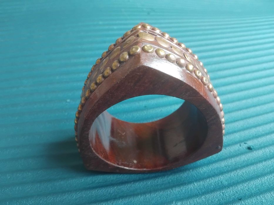 Масивна дървена гривна с метален обков