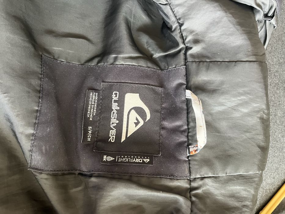 Продавам яке Quiksilver