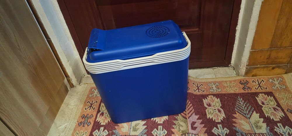 lada frigorifica auto 12v 24L camping peste mare