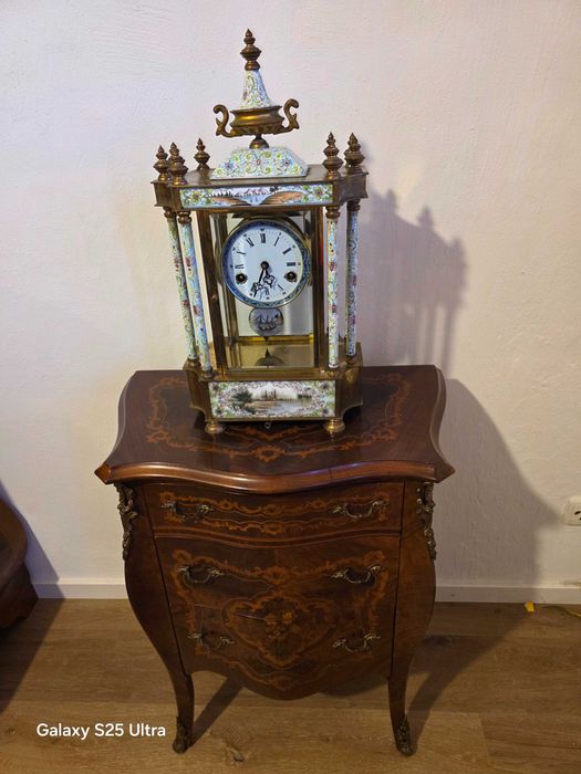 Античен френски портален часовник 19-ти век – Професионално обслужен в Мюнхен – Автентична патина, емайл и фасетирани кристали