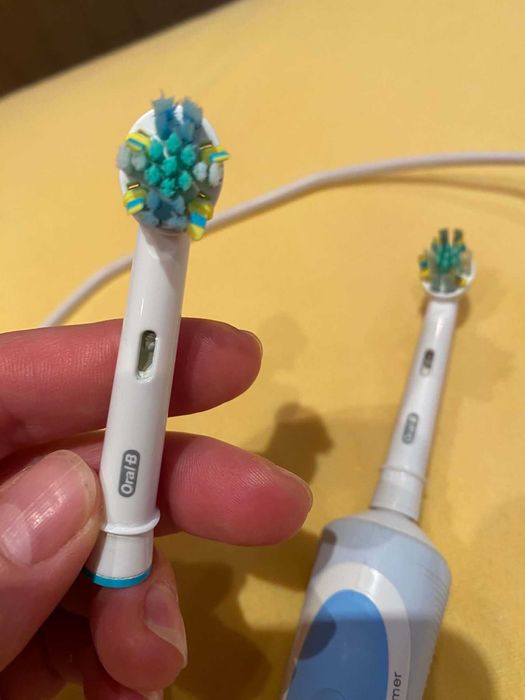 Електрическа четка за зъби Орал би,Oral B