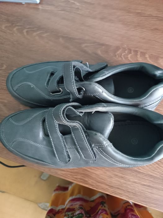 Vand încălțăminte femei și bărbați  în stare buna  cuzme catwalk mărime 38  preț  300 Ron sandale noi  cu stras  preț 100 Ron  mărime 36