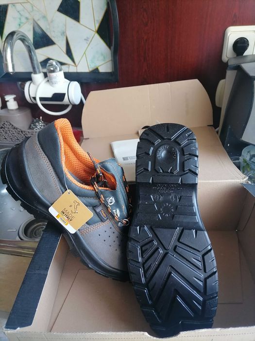 Нови работни обувки 46номер италиански