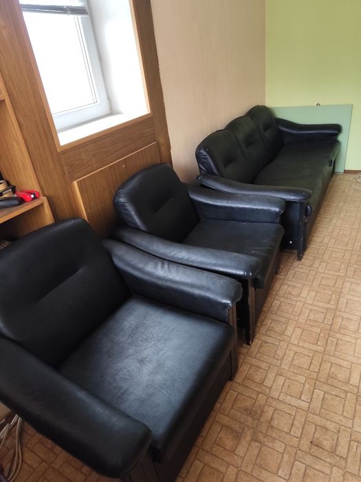 Кожена гарнитура диван и 2 фотьойла