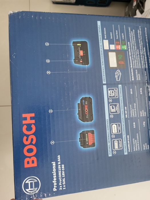 Set de încărcător Bosch plus 3 acumulatori de 8 Ah