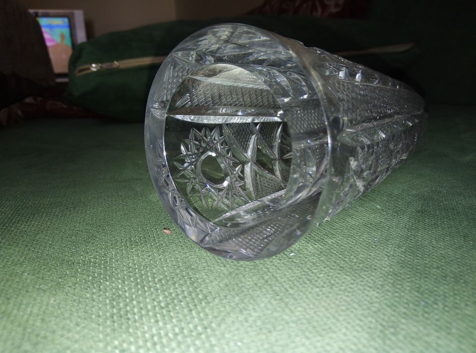 Хрустальный бокал в форме рога.