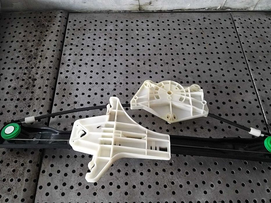 Macara geam dreapta spate vw golf 5 1k