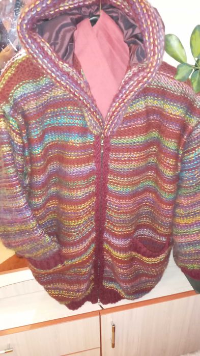 Ръчно плетена вълнена жилетка с качулка