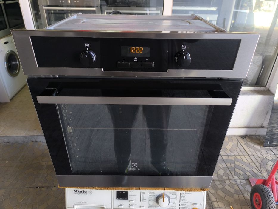 Фурна Electolux EOB5450AOX - 76 литра . Плавно затваряне на вратата.