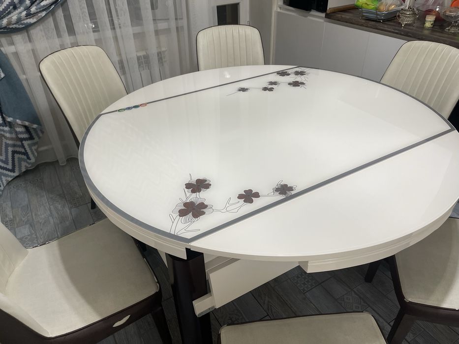 Стол со стульями.