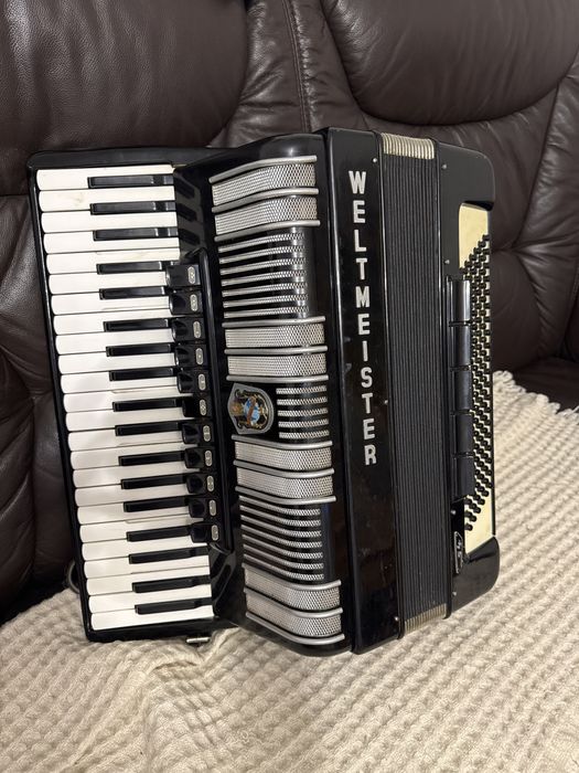 Продавам Акордеон S4 WELTMEISTER