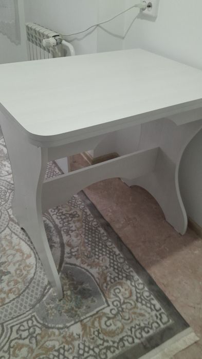 Кухонный новый стол с 4 табуретками