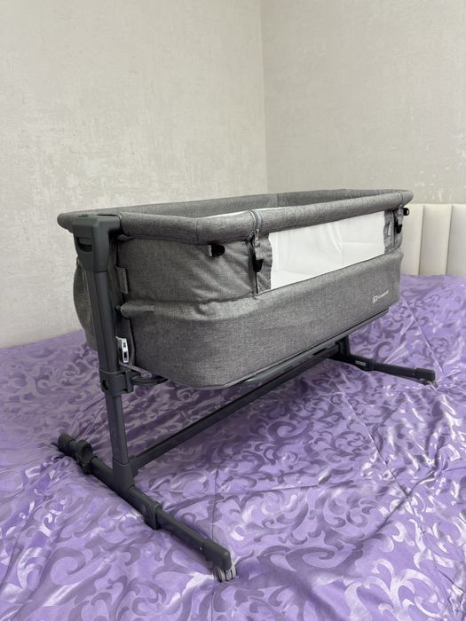 Манеж-кровать серого цвета