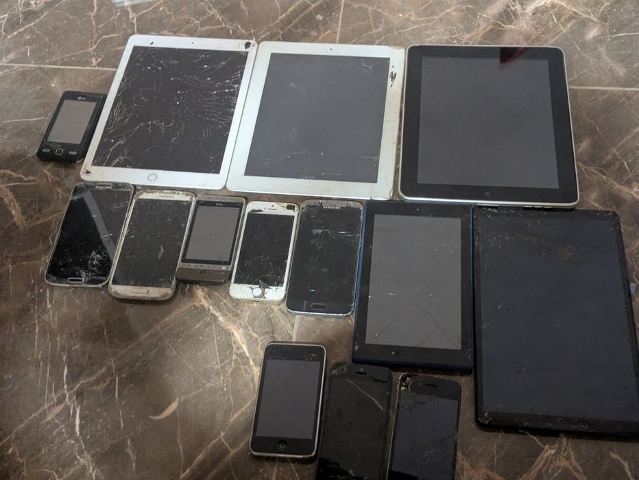 Vând telefoane/tablete pentru piese trimit prin posta cu plata ramburs preț 180
