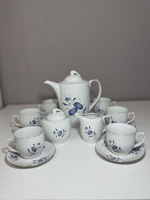 Piesă de colecție IRIS Cluj-Napoca – serviciu vintage din porțelan cu decor floral și auriu