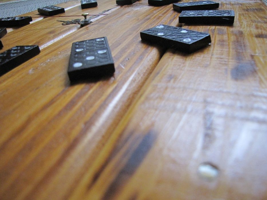 Стенен часовник Домино