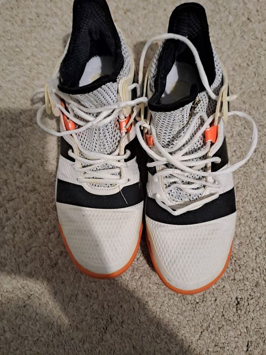 Vând adidasi adidas și pantofi de piele