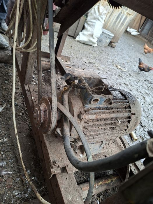 Vând circulă cu abric