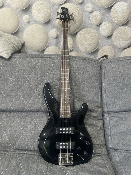 Продам бас гитару