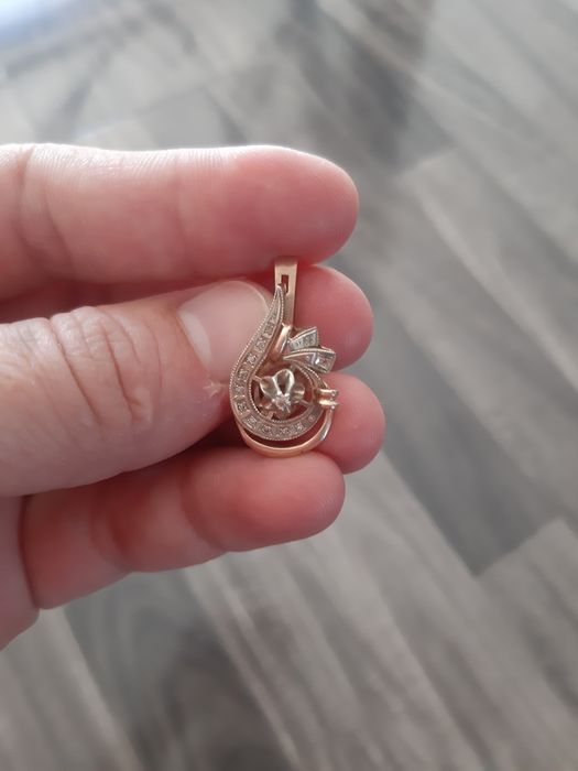 Золотые серьги, екинши парын сатып аламыз