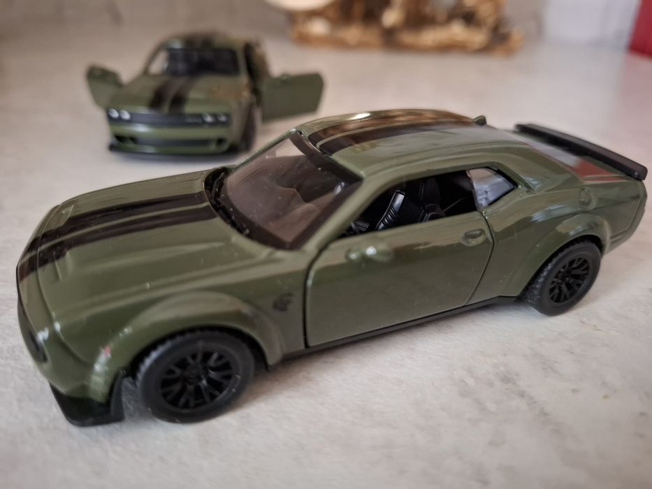 Коллекционная модель Dodge Challenger, масштаб 1:44