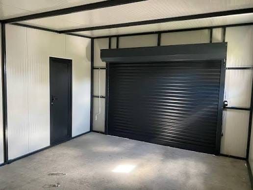 Vand garaje metalice la comanda, din structura metalica usoara si panouri sandwich termoizolante, ideale pentru curte, teren sau spatiu comercial.