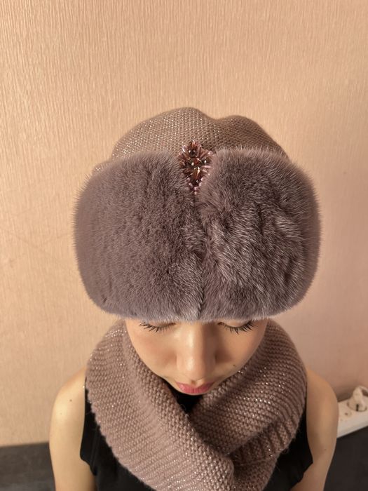 Норковая шапка со стразами