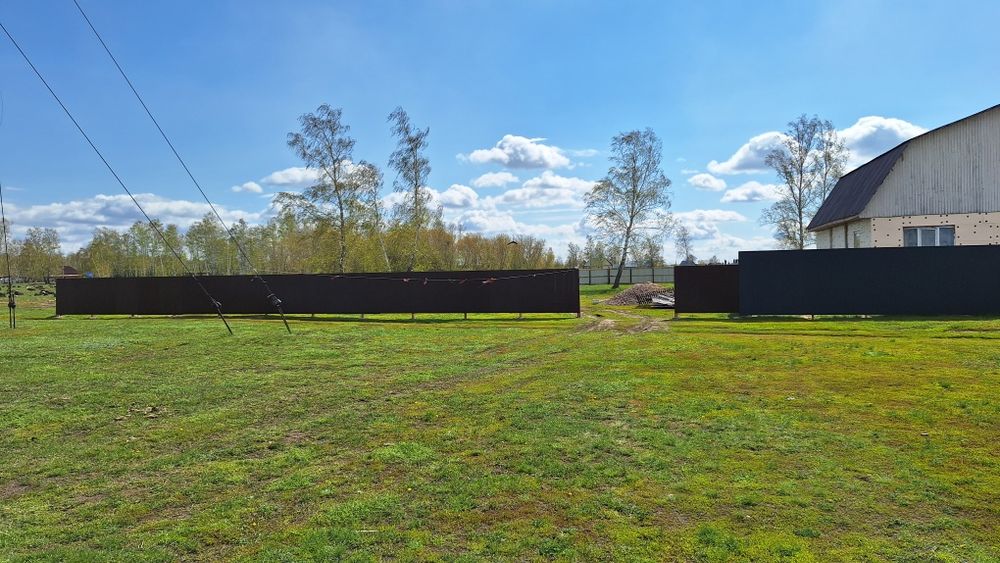 Участок с постройкой