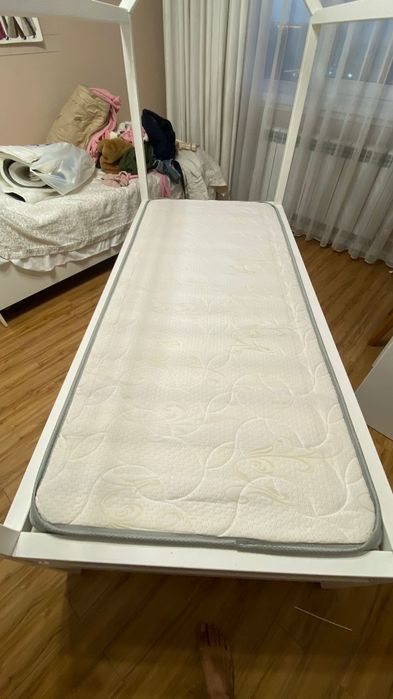 Кровать детская с матрацем