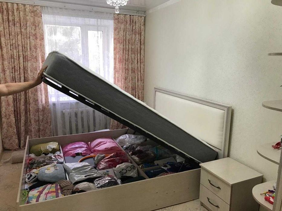продается кровать, тумбы в подарок