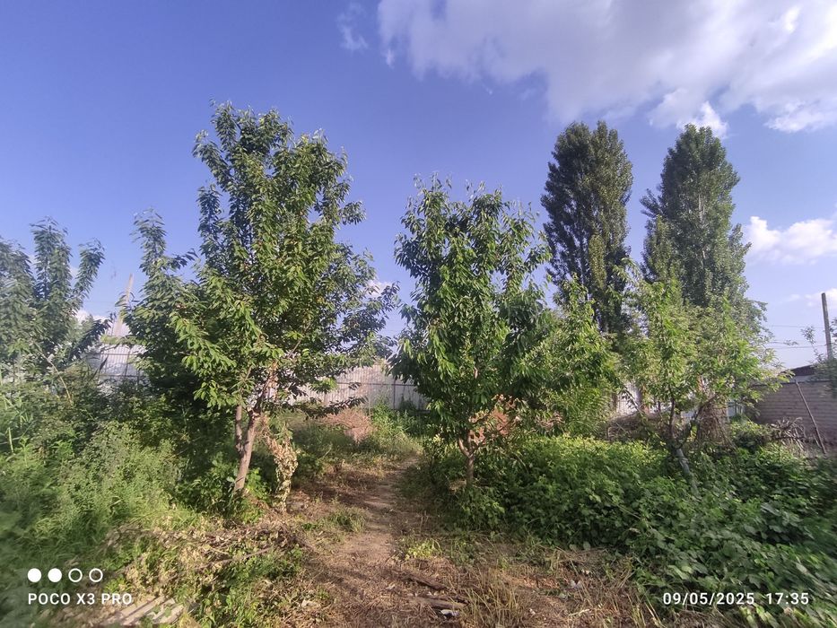 Uy sotiladi 6 sotok  yer bor  yol yoqasida joylashgan