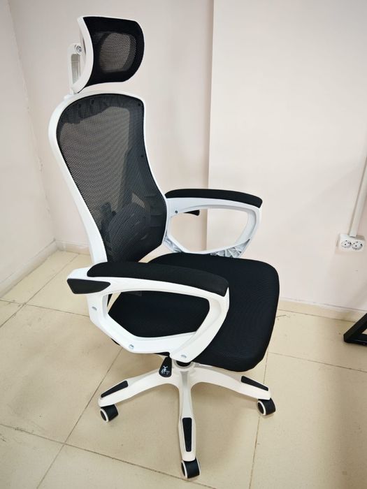 Офисные столы и кресла